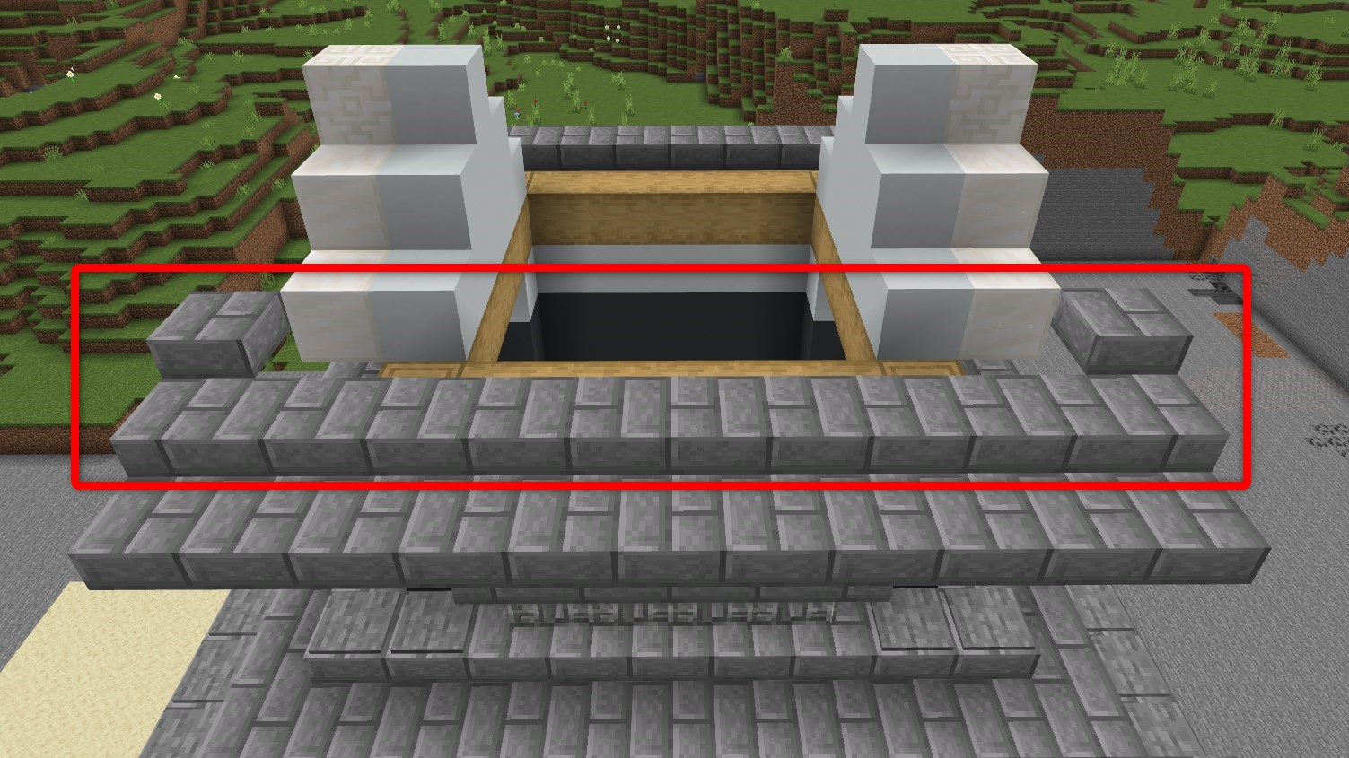 「石レンガのハーフブロック」を11個設置して、両端に1個ずつ「石レンガのハーフブロック」を1段上に設置